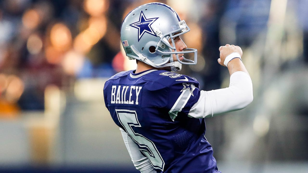 ARLINGTON, TX - DECEMBER 11: Dallas Cowboys Zack Martin (70) blocks during  the game featuring the