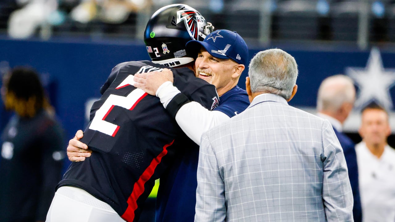 Dan Quinn krijgt de bal na het verslaan van het oude team