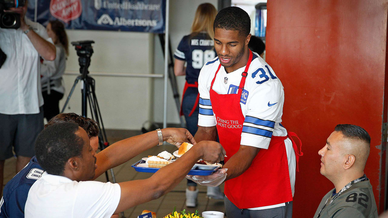 Cowboys Serve Early Thanksgiving Meals