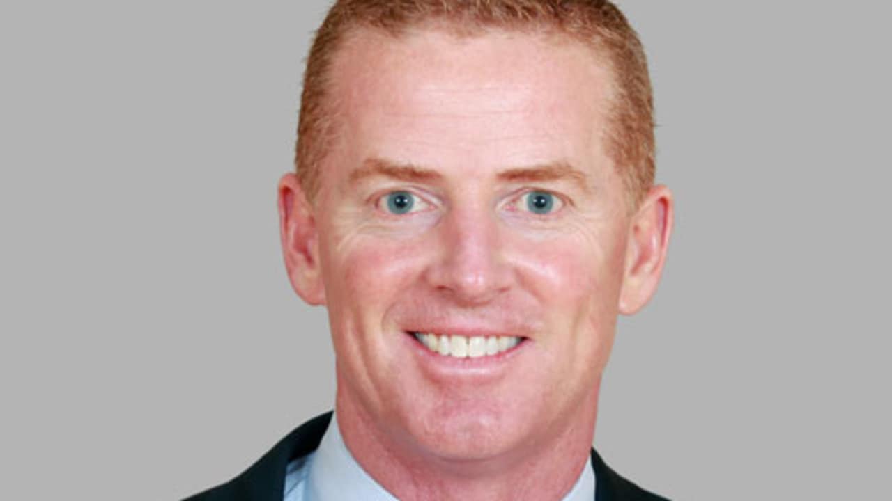 Dallas Cowboys offensive coordinator Jason Garrett (R) talks to