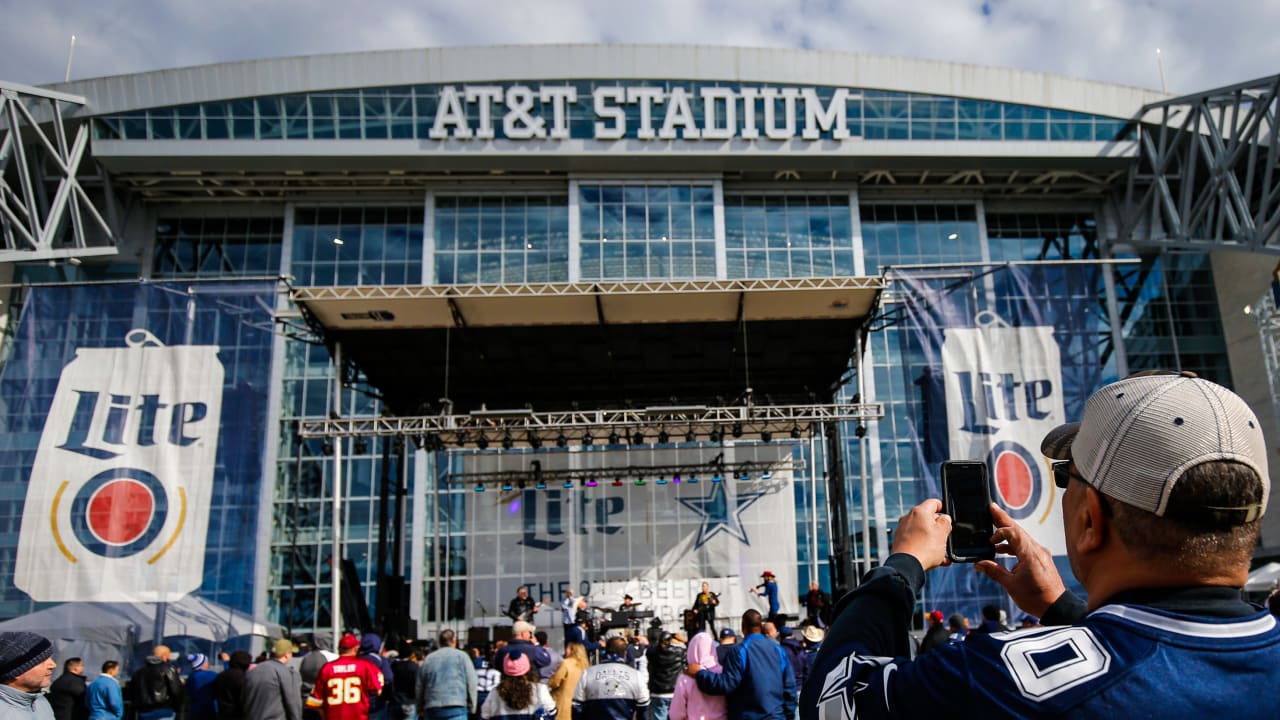 Dallas Cowboys owner Jerry Jones expects fans to attend home games