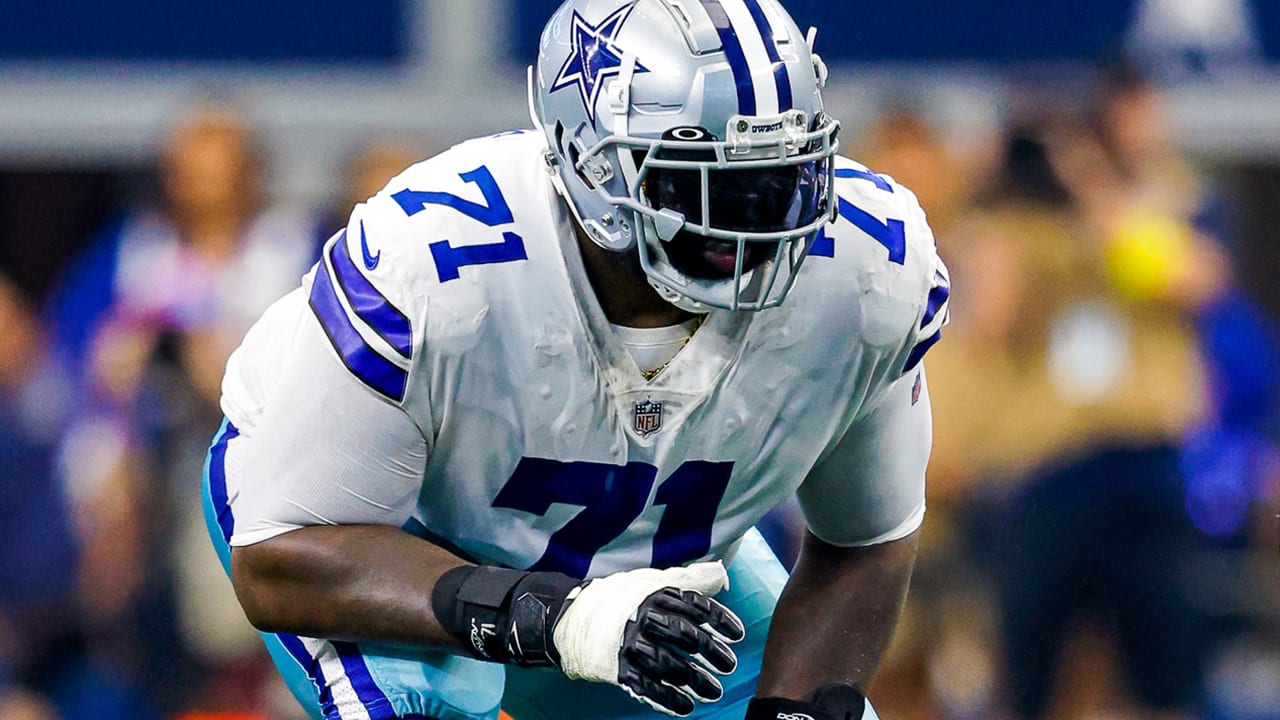 Chicago Bears offensive tackle Jason Peters (71) watches against