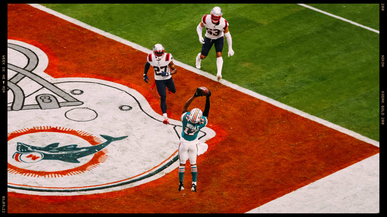 Hurricane great Duke Johnson stars in Dolphins' 6th straight win