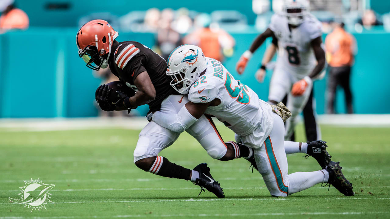 Elandon Roberts tackles Nick Chubb