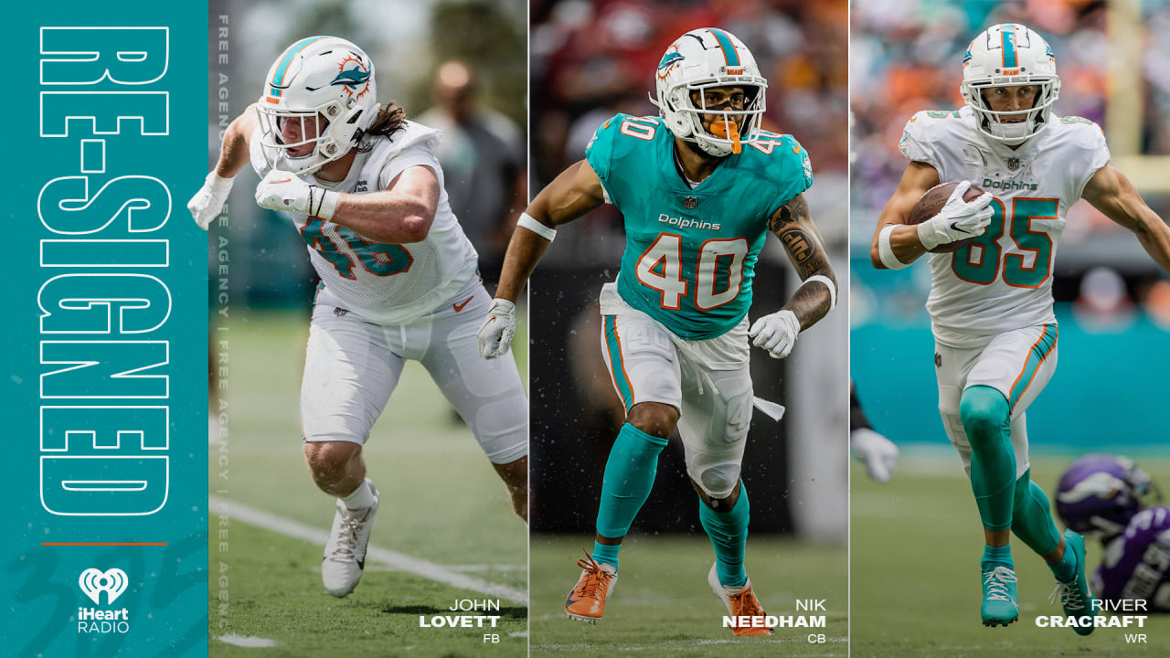 River Cracraft of the Miami Dolphins catches a pass over the News Photo  - Getty Images