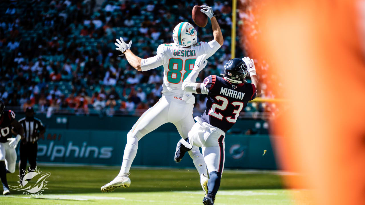 Dolphins' Mike Gesicki catches two touchdowns, suffers arm injury