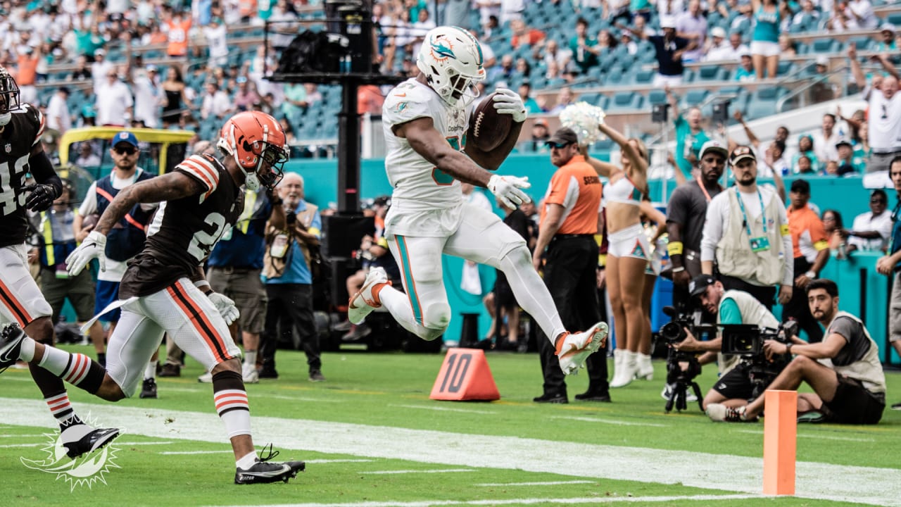 Raheem Mostert Outleaps Two Bills DBs for 22-Yard Catch