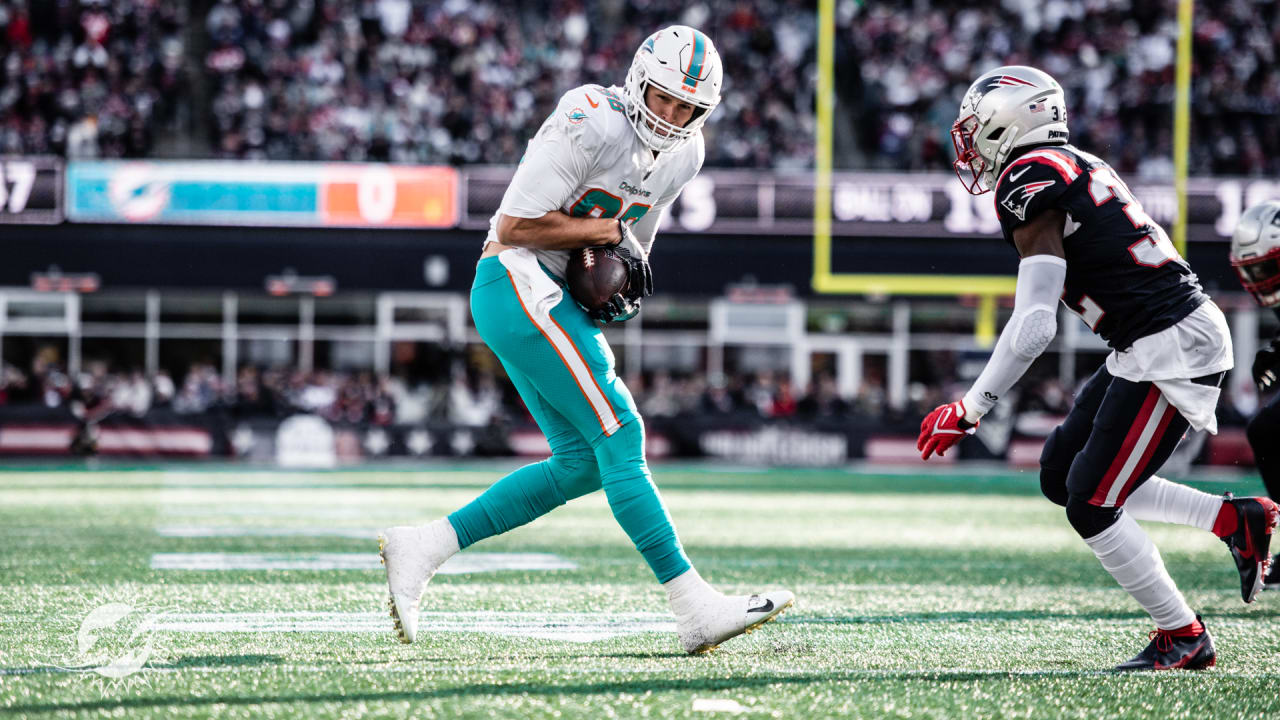 Miami Dolphins tight end Mike Gesicki (88) runs on the field during the  first half of an NFL football game against the New York Jets, Sunday, Jan. 8,  2023, in Miami Gardens