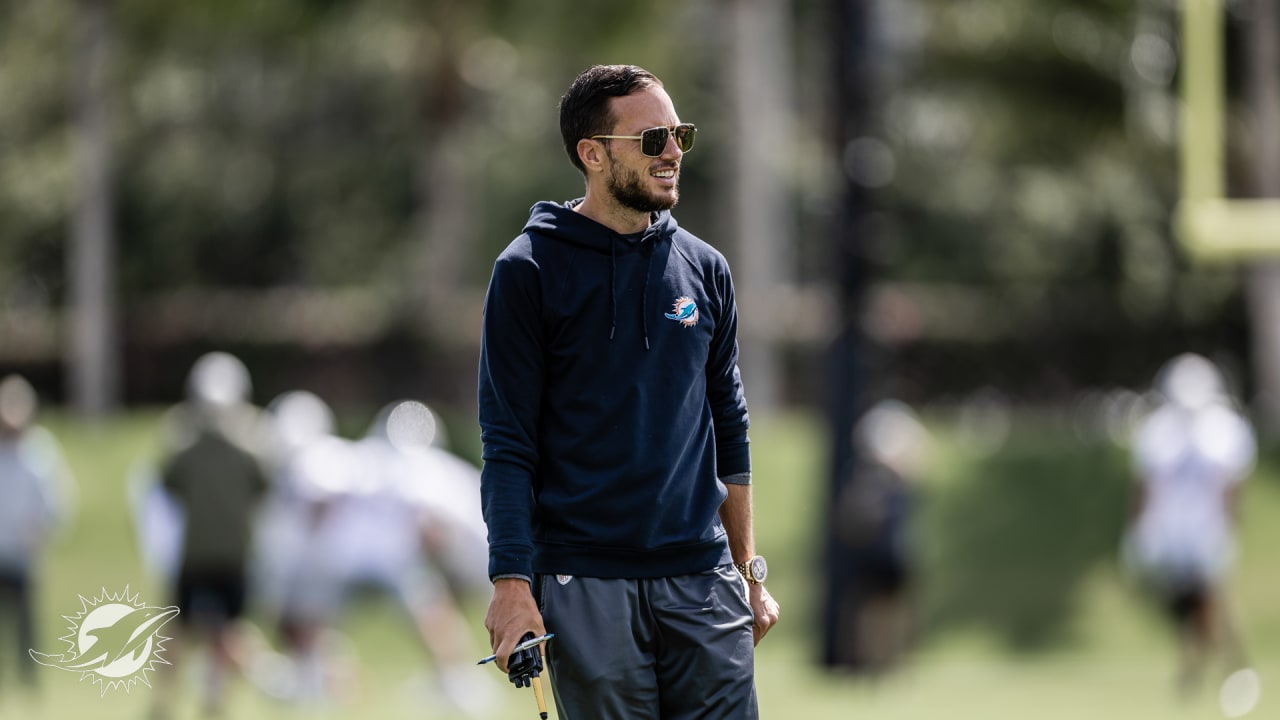 Why Mike McDaniel wears a sweatshirt during Miami Dolphins practice