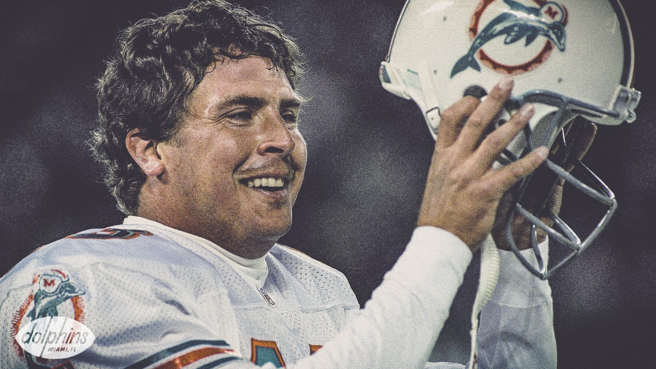 Hall of Famer Dan Marino helping out in Dolphins QB meetings