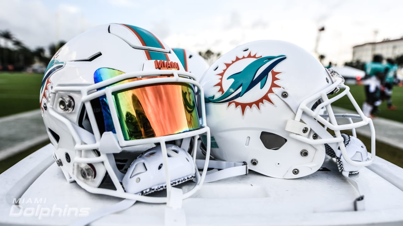 Miami Dolphins sign free agent cornerback Cre'Von LeBlanc to one