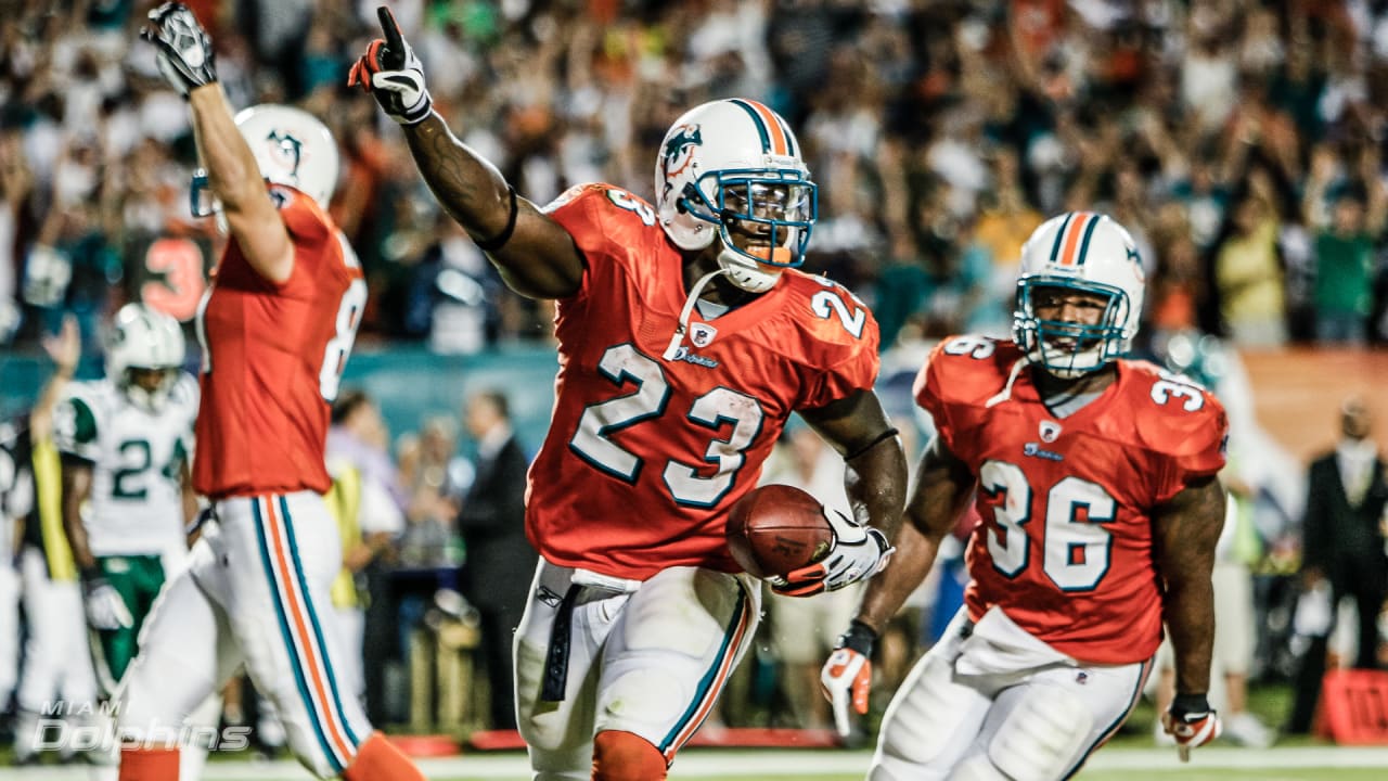 Miami Dolphins #23 Running Back Ronnie Brown. The Miami Dolphins defeated  the New York Jets 30-25 at Giants Stadium Rutherford, NJ. (Credit Image: ©  Anthony Gruppuso/Southcreek Global/ZUMApress.com Stock Photo - Alamy