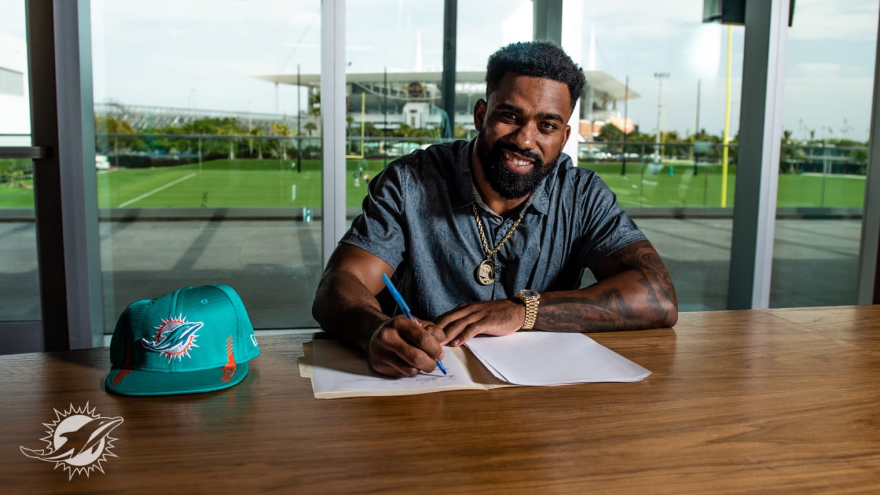Dolphins sign RB Mostert