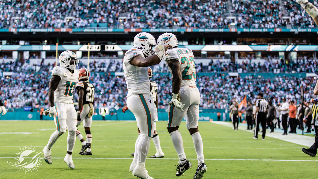 Miami, United States. 27th Nov, 2022. Miami. FL USA; Miami Dolphins running  back Jeff Wilson Jr. (23) enters onto the field prior to an NFL game  against the Houston Texans at the