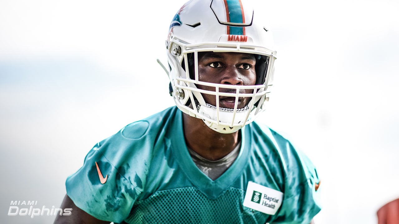 Miami. FL USA; Miami Dolphins linebacker Elandon Roberts (52