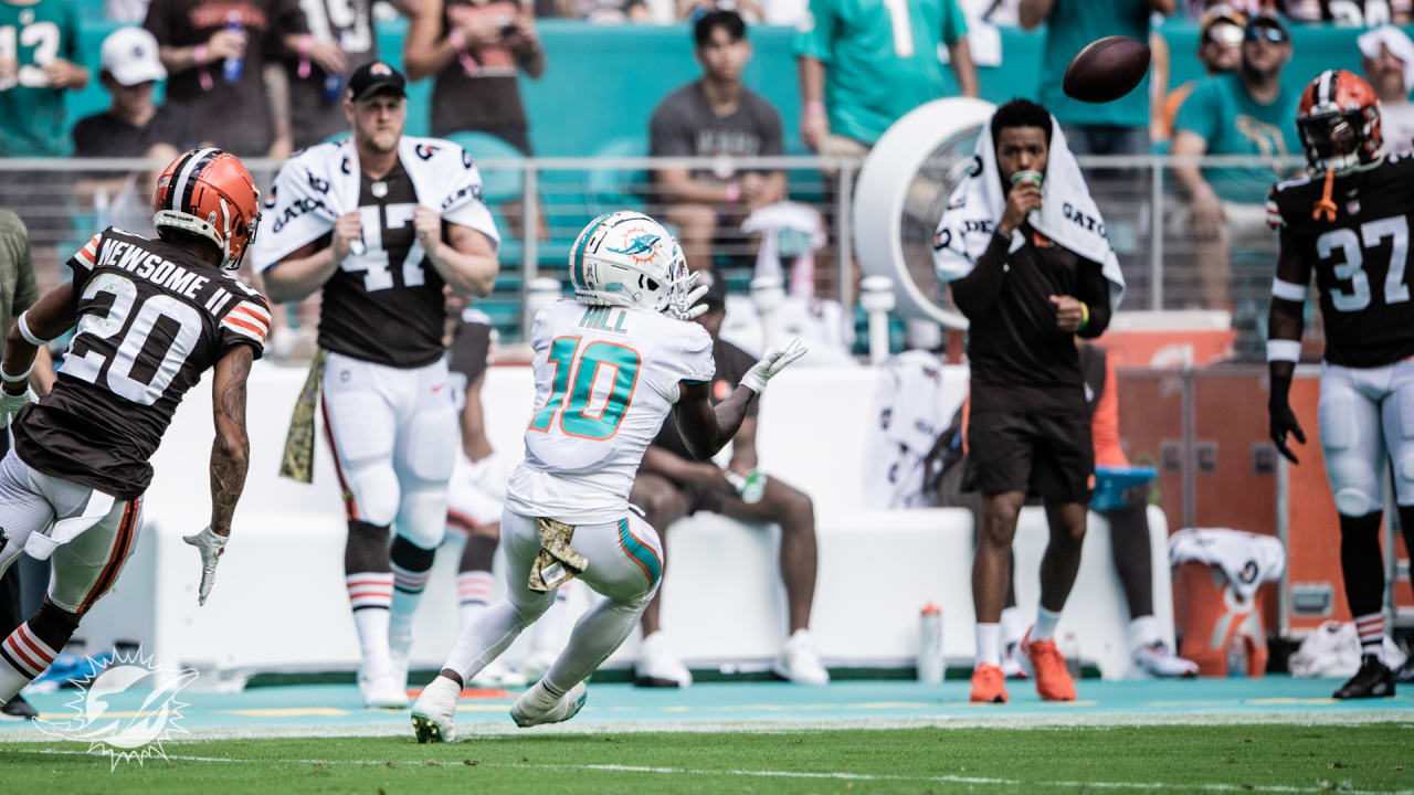 Miami Dolphins quarterback Tua Tagovailoa locates Dolphins wide receiver  Tyreek Hill for 2-yard TD near end of first half