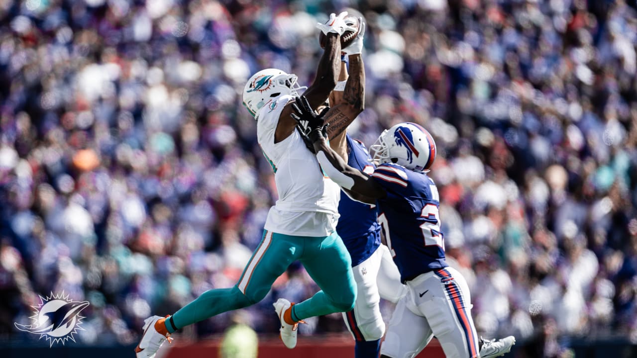 MIAMI GARDENS, FL - SEPTEMBER 25: Miami Dolphins running back Raheem Mostert  (31) runs with the ball during the game between the Buffalo Bills and the  Miami Dolphins on September 25, 2022