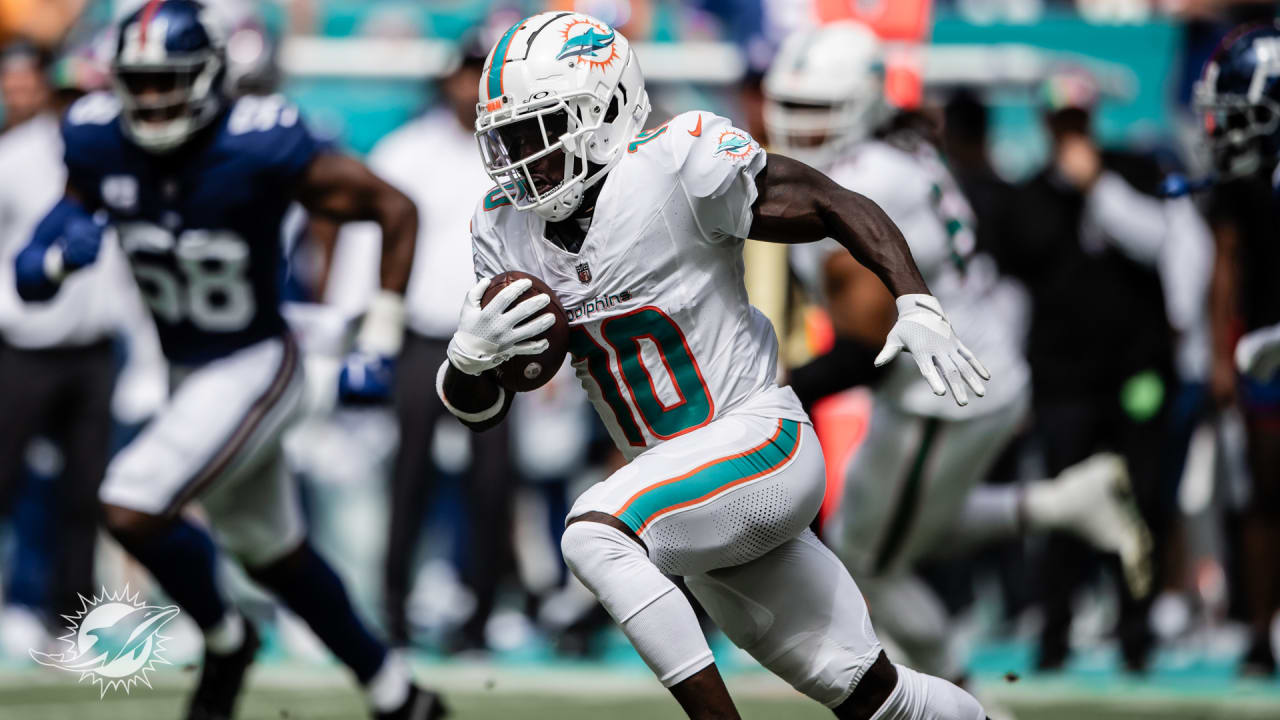 Star WR Tyreek Hill leaves Dolphins-Ravens game with cramps