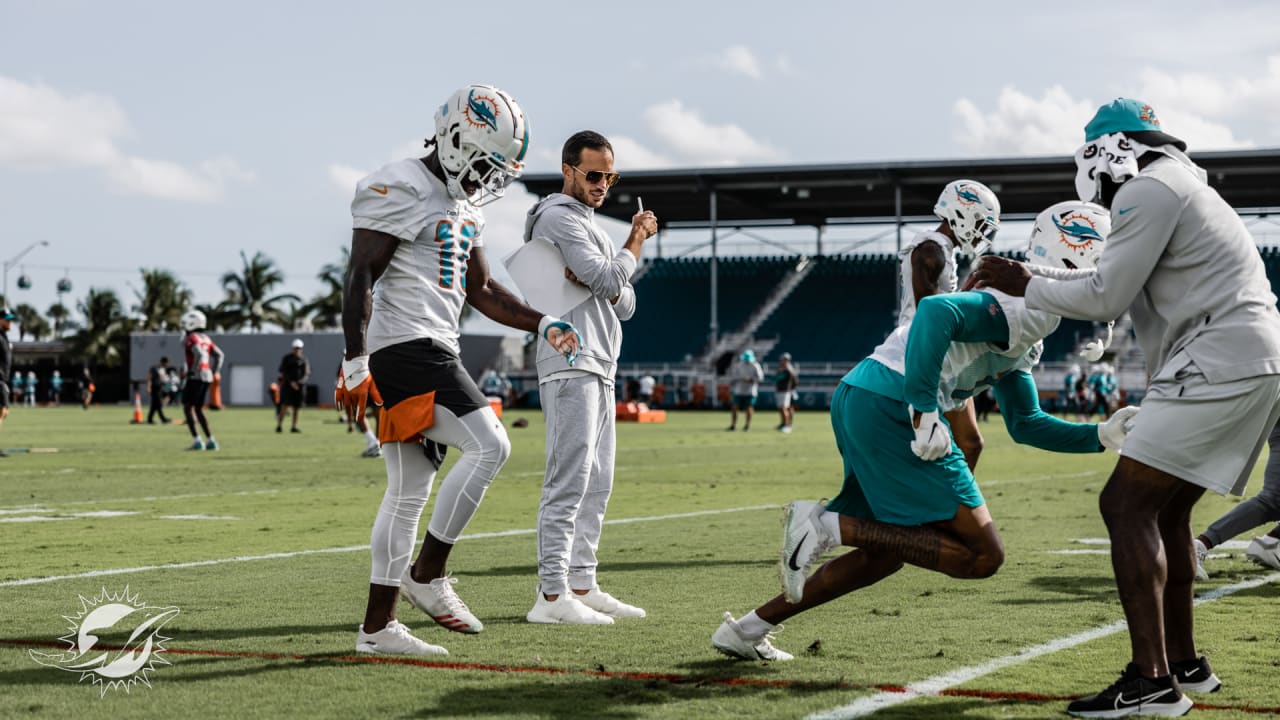 Miami. FL USA; Miami Dolphins linebacker Elandon Roberts (52