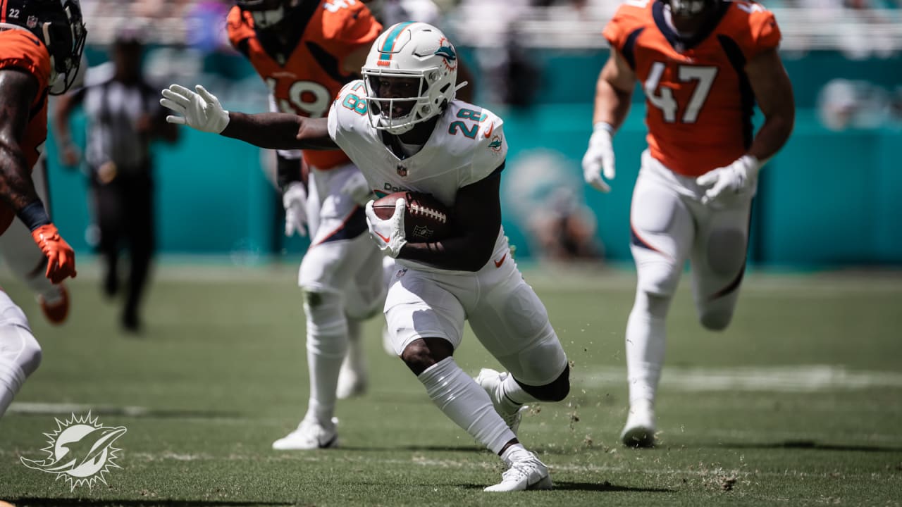 Can't-Miss Play: Miami Dolphins De'Von Achane is off to the races on  55-yard run