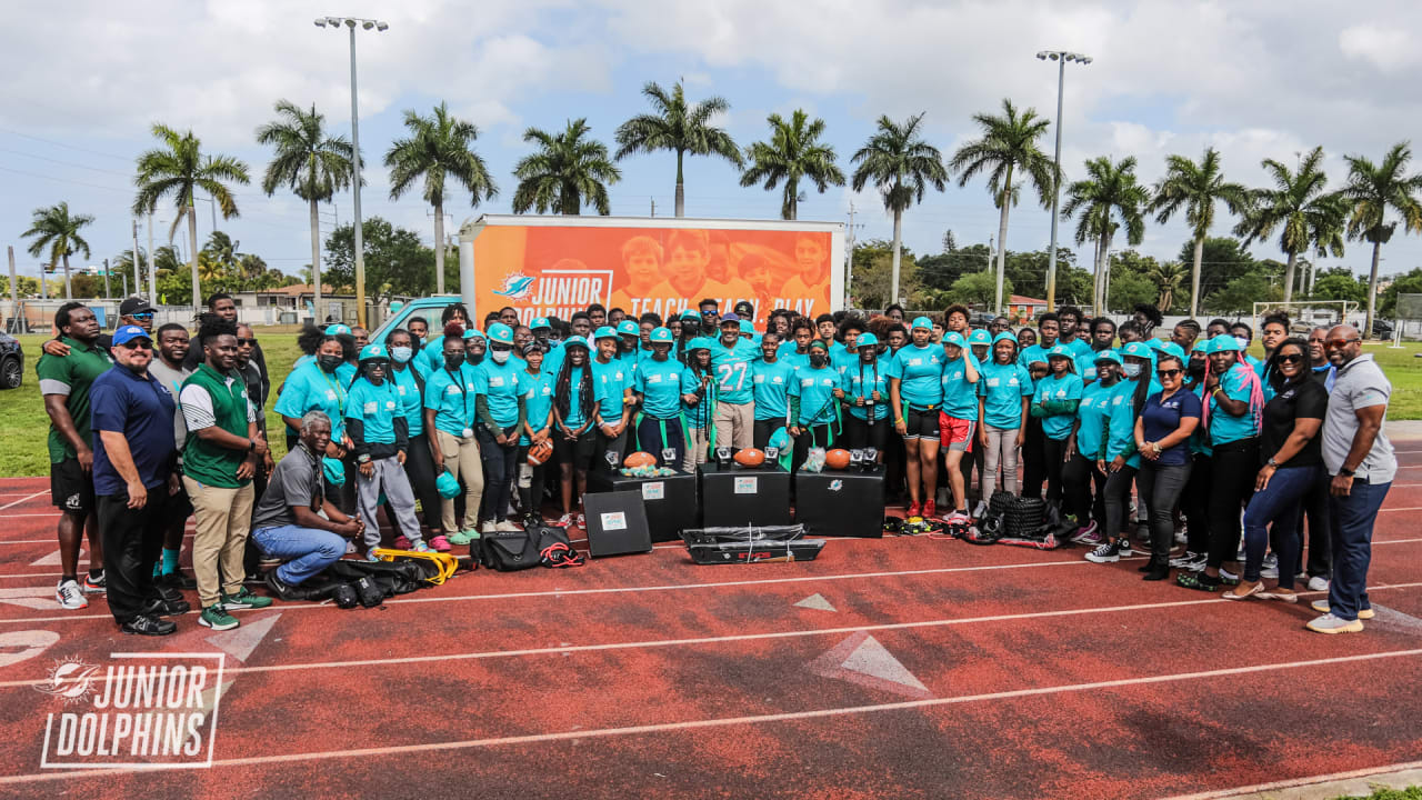 Business Partners / Miami Dolphins Generosity Creates a Day of Fun for  Congress Middle School Studen