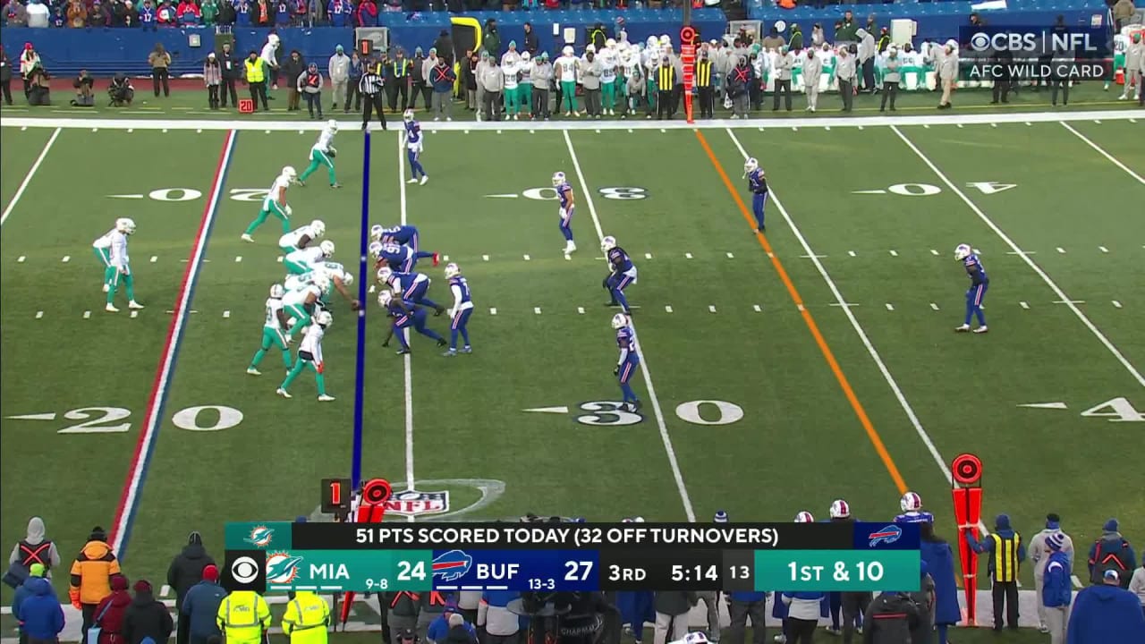 Tyreek Hills goes for 13yards