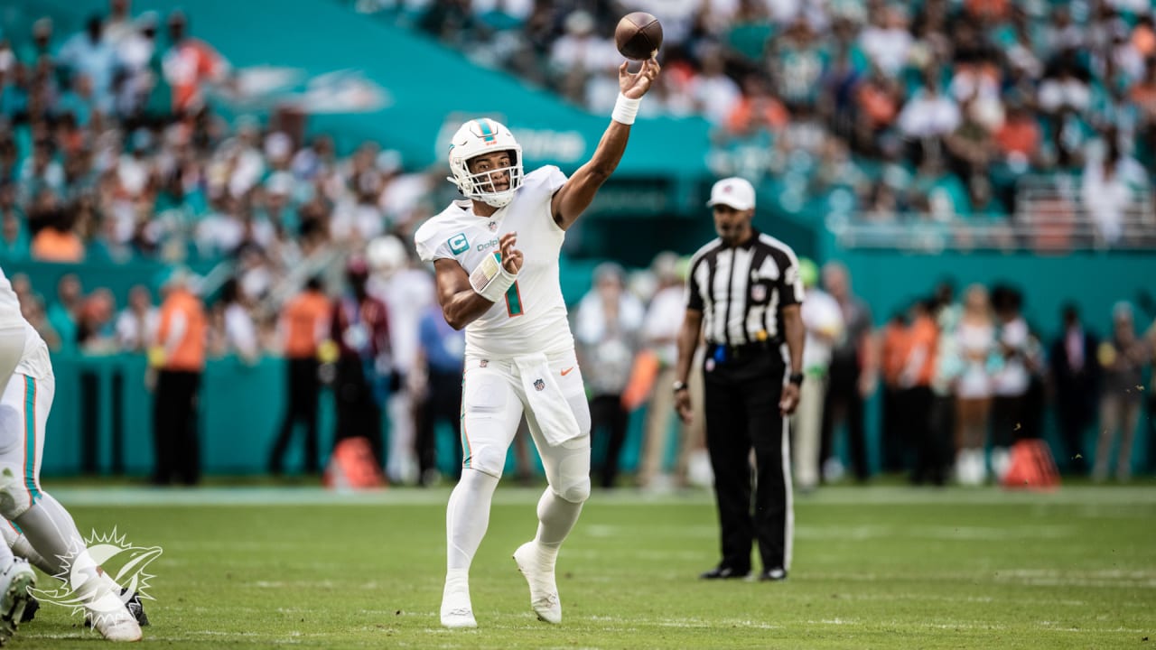 Highlight] Today marks 42 days until the 2023 NFL Season starts! Let's  remember when the Dolphins went for it on 4th down as Tua Tagovailoa threw  a pass to Jaylen Waddle who