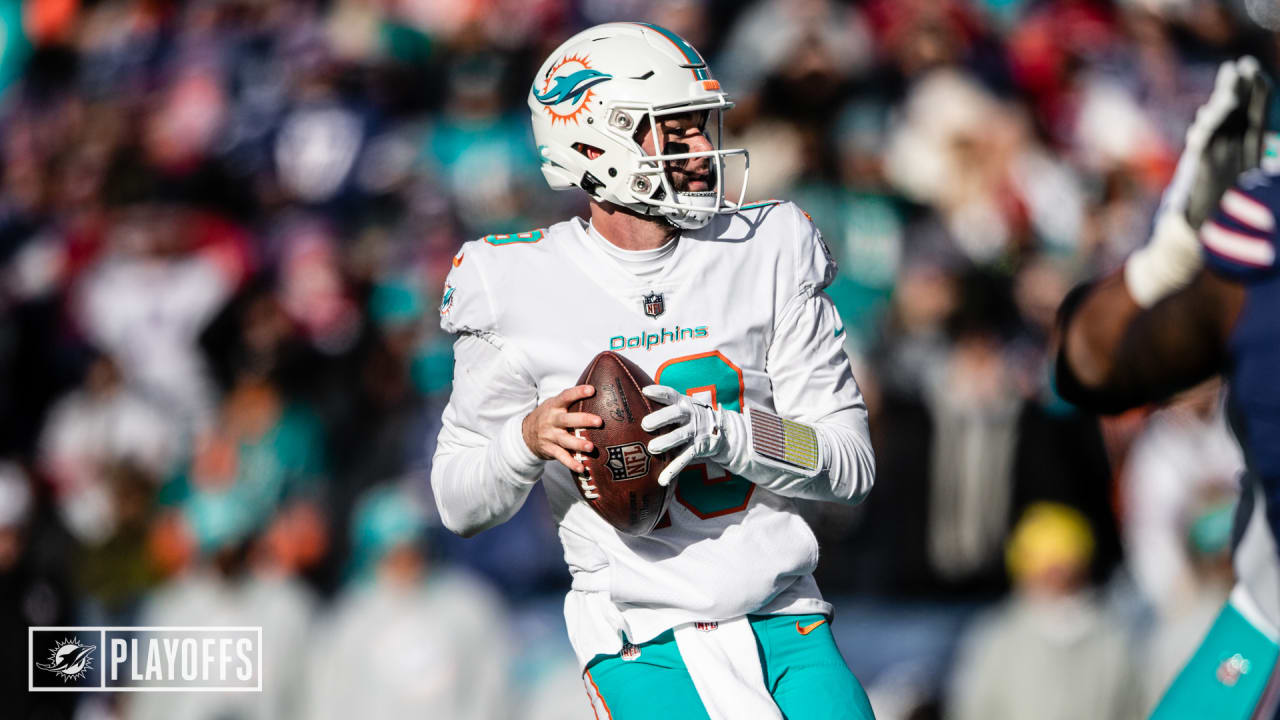 Miami. FL USA; Miami Dolphins quarterback Skylar Thompson (19) drops back  to pass during an NFL preseason game against the Las Vegas Raiders,  Saturday, August 20, 2022, at the Hard Rock Stadium.