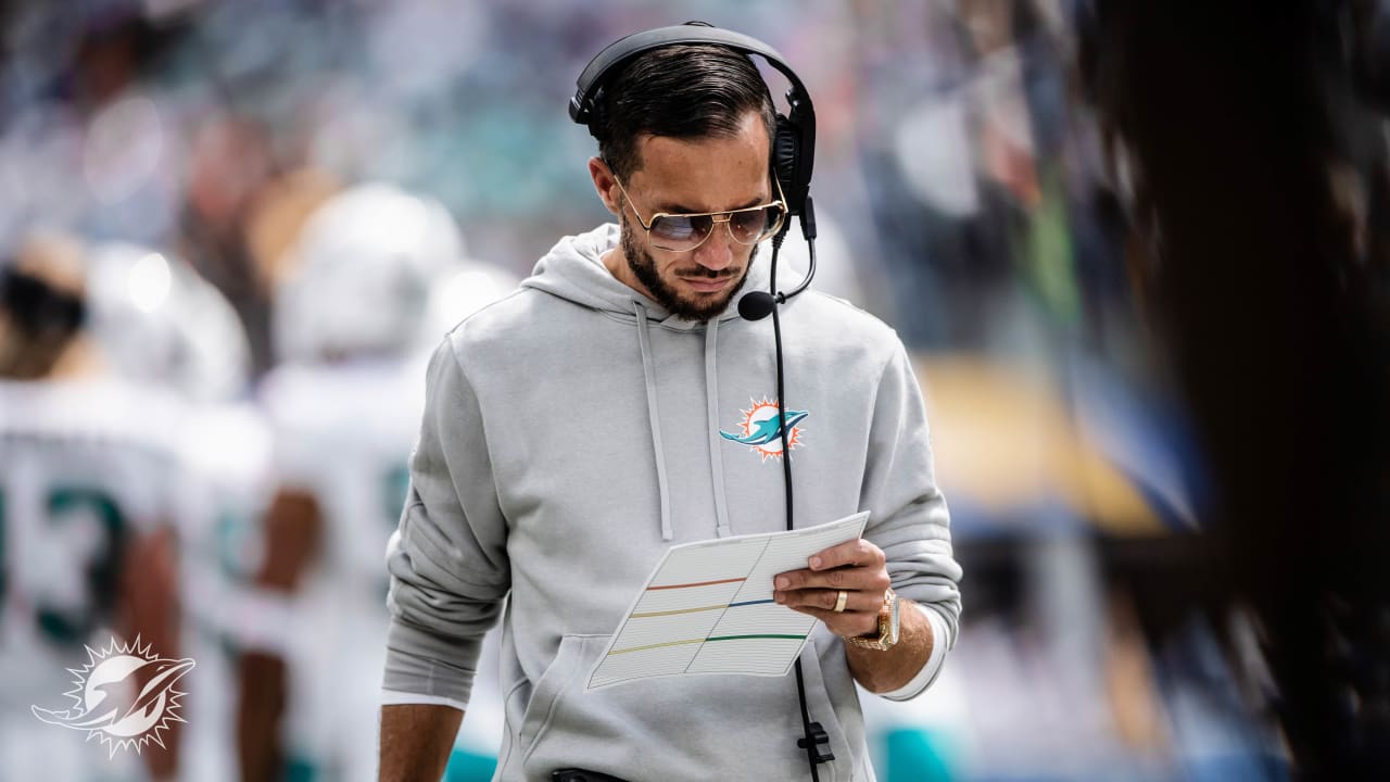 Why Mike McDaniel wears a sweatshirt during Miami Dolphins practice