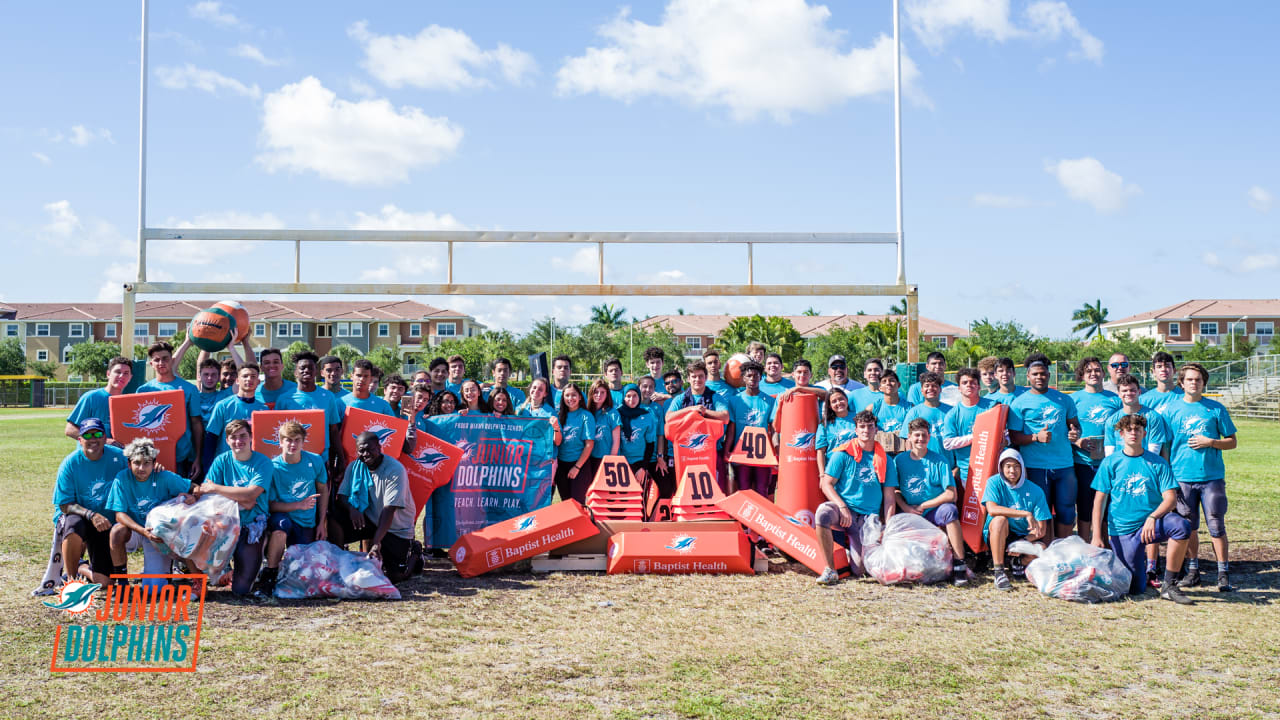 Dolphins QB Tua Tagovailoa donates equipment to Miami high school