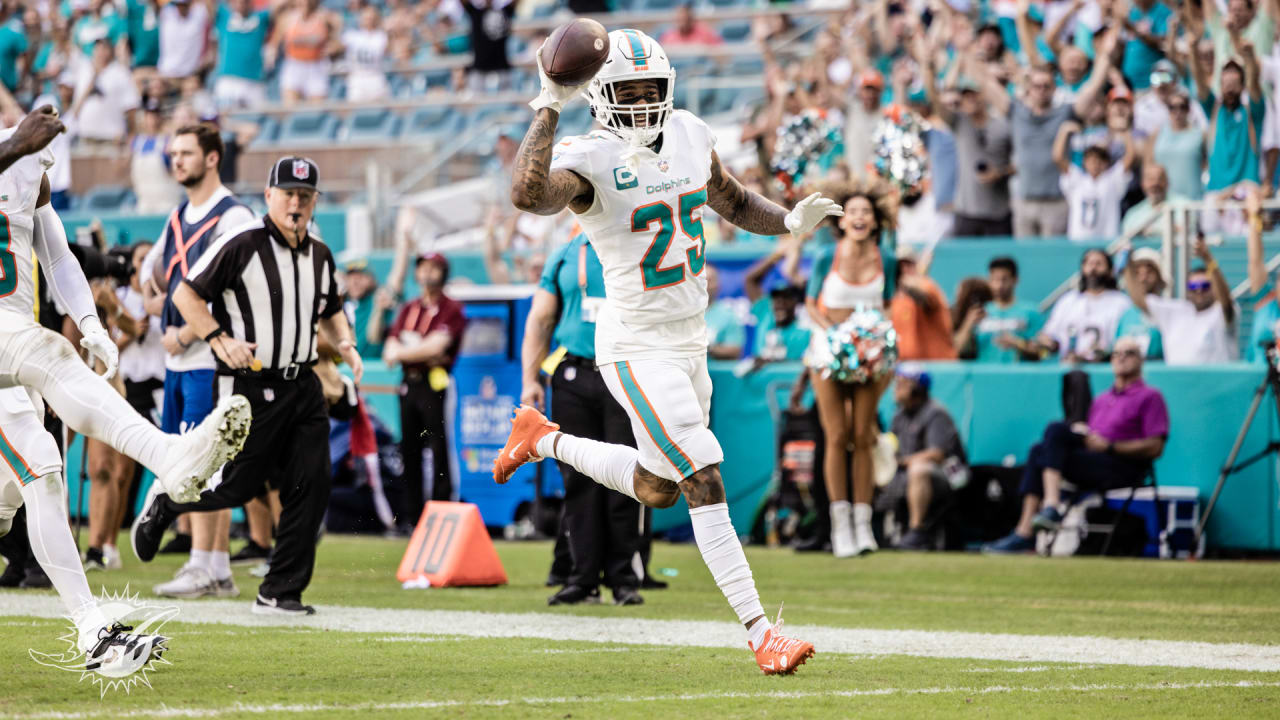 Miami Dolphins and Cleveland Browns players pose for photos after an NFL  football game, Sunday, Nov. 13, 2022, in Miami Gardens, Fla. (AP  Photo/Lynne Sladky Stock Photo - Alamy