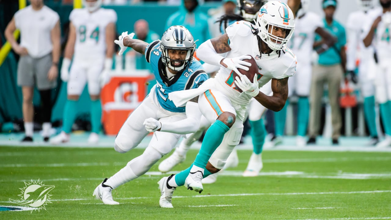 Dolphins' Jaelan Phillips warms up shirtless, throws snowballs pregame