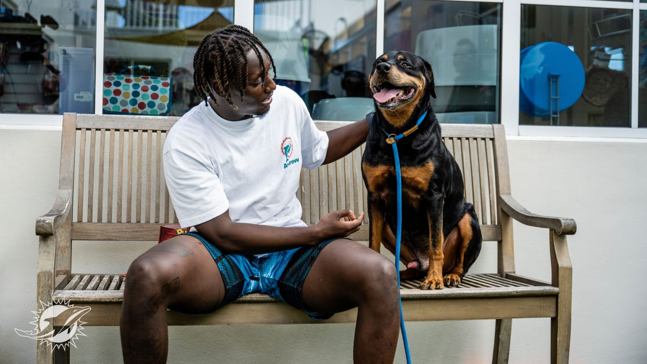 Verone McKinley III Visits the Humane Society of Broward County
