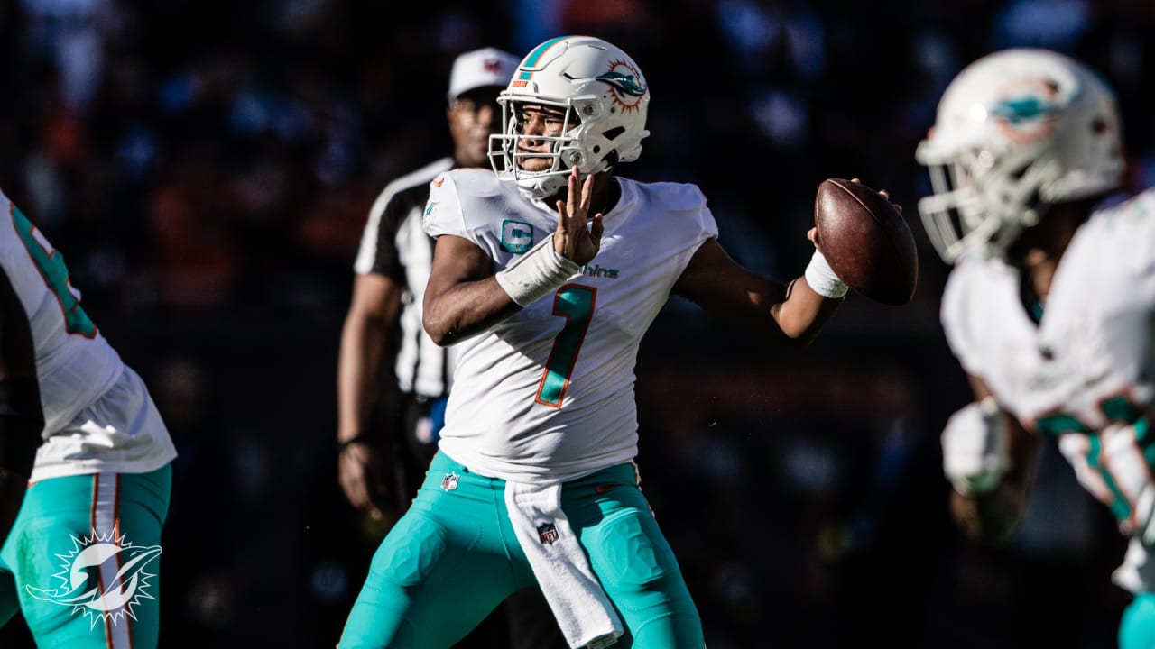 Tua Tagovailoa throws 20yard Pass to Tyreek Hill