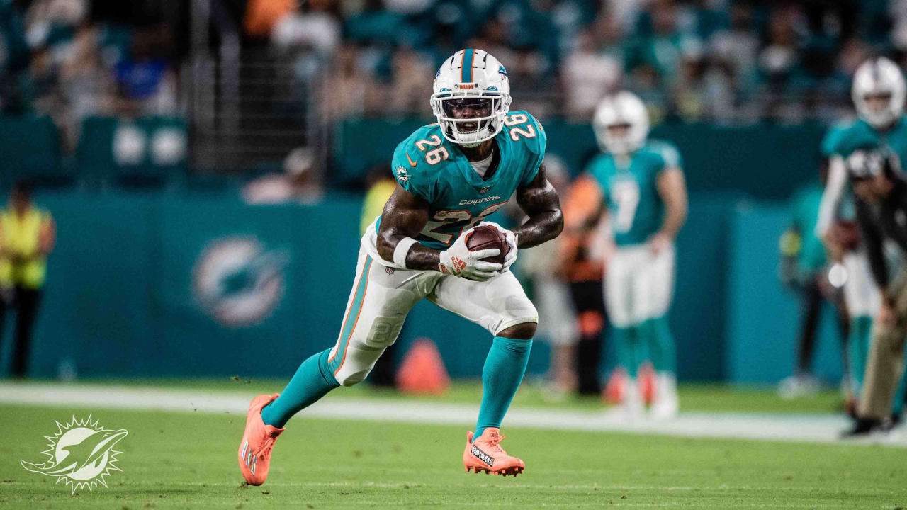 Miami Dolphins re-sign Salvon Ahmed