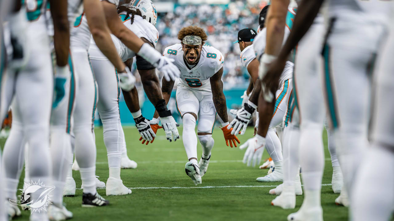 Miami Dolphins offensive lineman Robert Hunt (68) runs onto the field as he  is introduced to the fans before an NFL football game between the Houston  Texans and the Miami Dolphins, Sunday