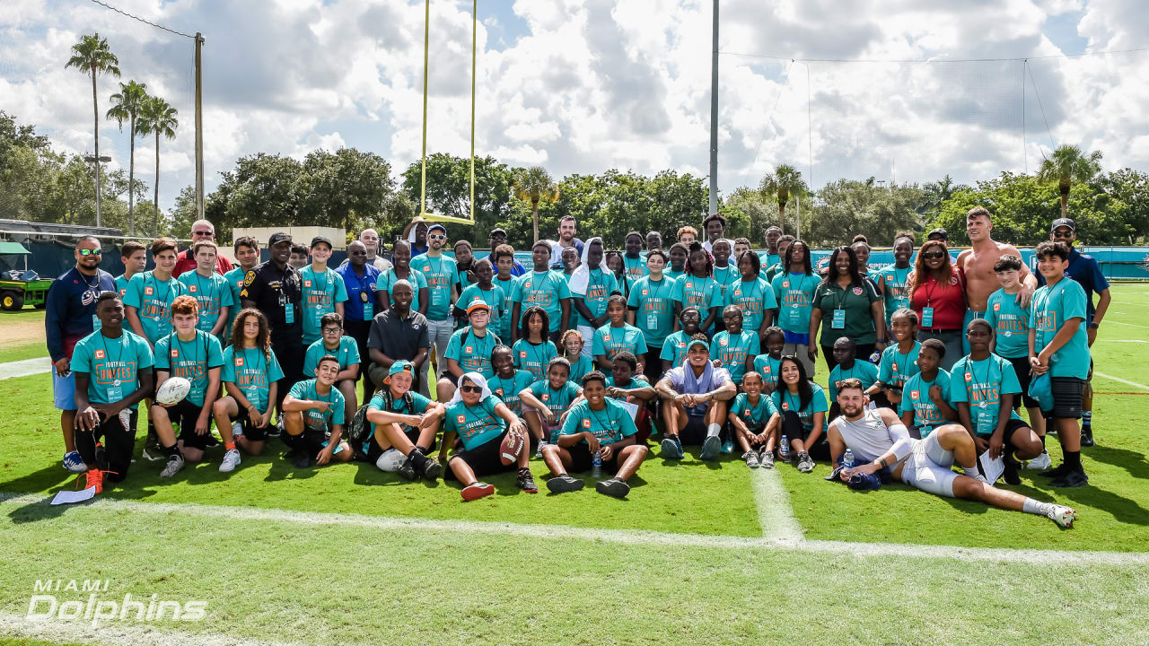 Dolphins Participate In FOOTBALL UNITES™ #DolphinsHuddlefor100