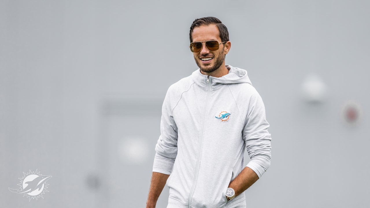 Why Mike McDaniel wears a sweatshirt during Miami Dolphins practice