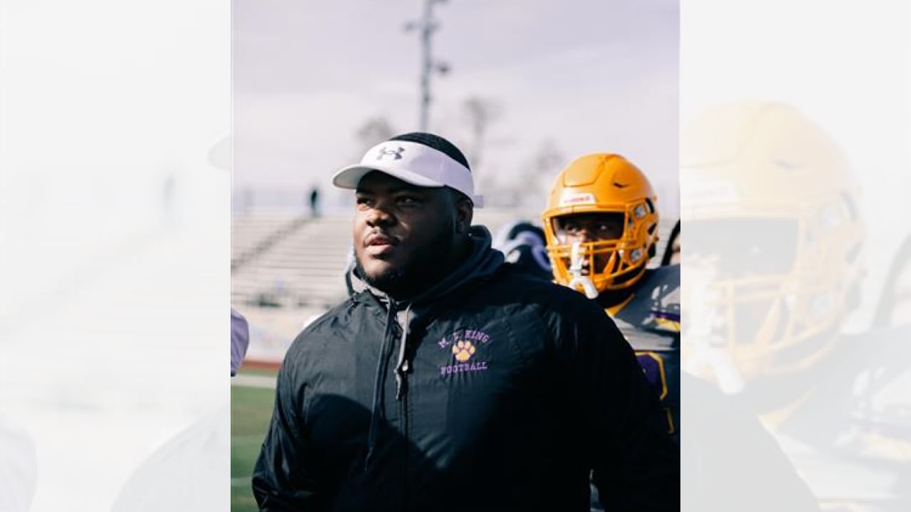 Philadelphia Eagles D'Andre Swift surprises a high school football team in  East Germantown