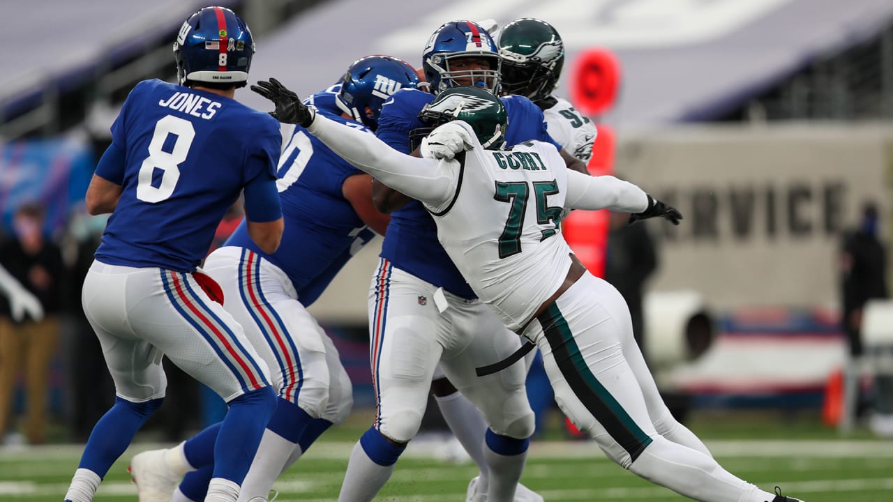 Highlight Eagles defenders swarm Daniel Jones for sack to end half