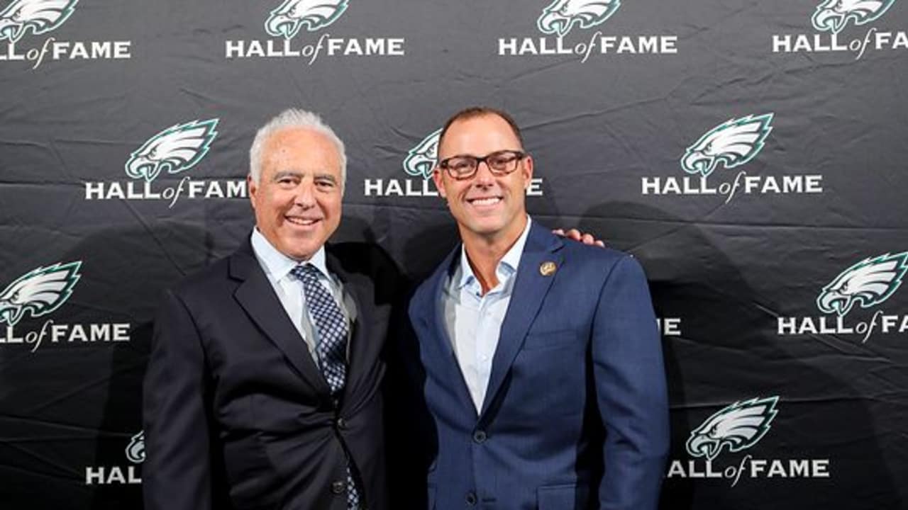 David Akers Signs Ceremonial Contract To Retire An Eagle