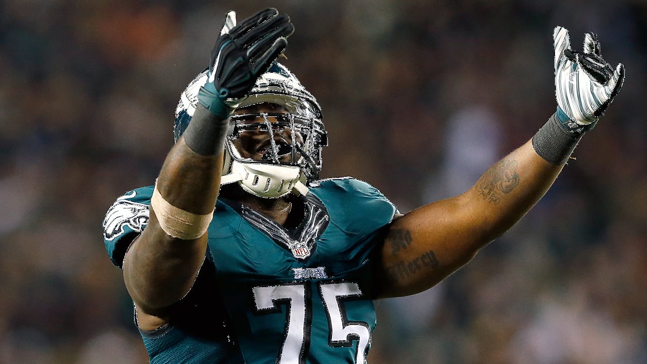 Eagles defensive end Vinny Curry is happily back in the nest — and