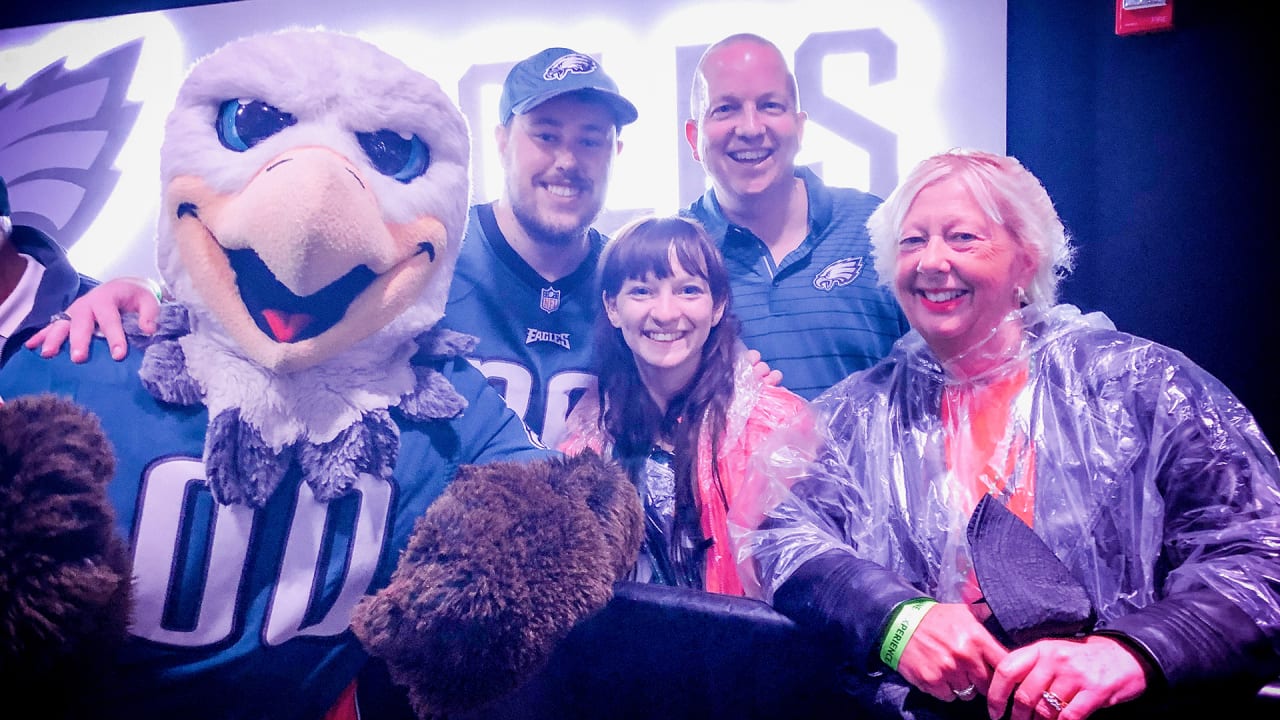 Jacksonville veteran, diehard Eagles fan surprised with tickets to