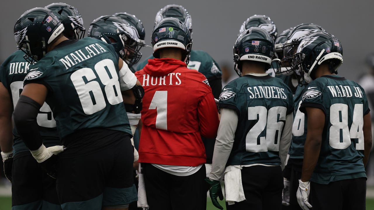 Philadelphia Eagles defensive ends Ryan Kerrigan, Derek Barnett collapse  pocket on Tampa Bay Buccaneers quarterback Tom Brady for third-down sack