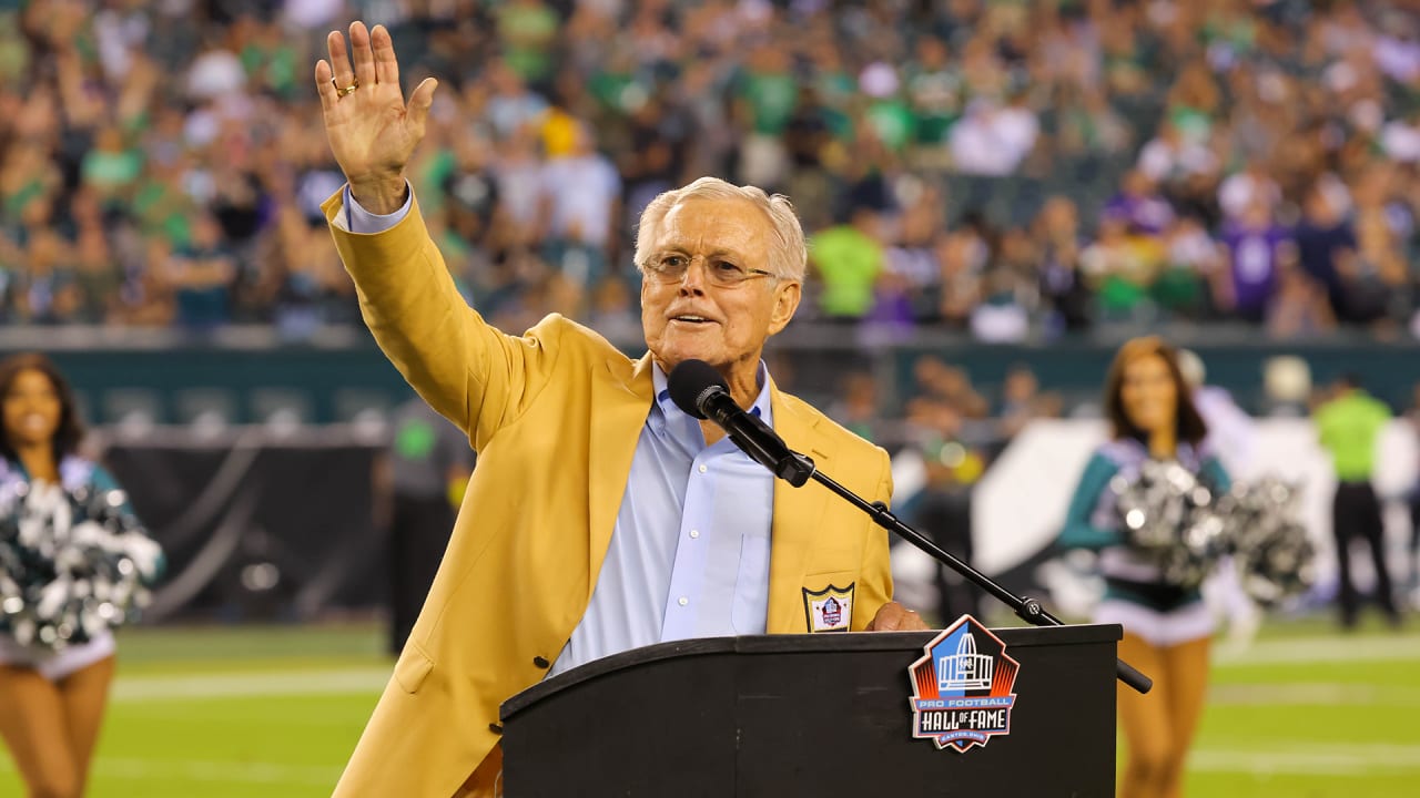 Dick Vermeil speaks during the Pro Football Hall of Fame Enshrinement  News Photo - Getty Images