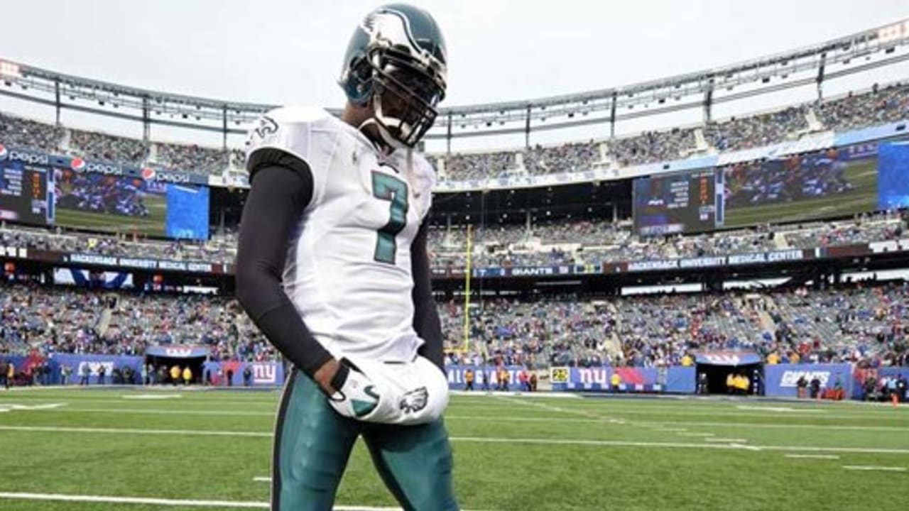 NFL – Vick shaken up, Eagles top Patriots 27-17 – Macomb Daily