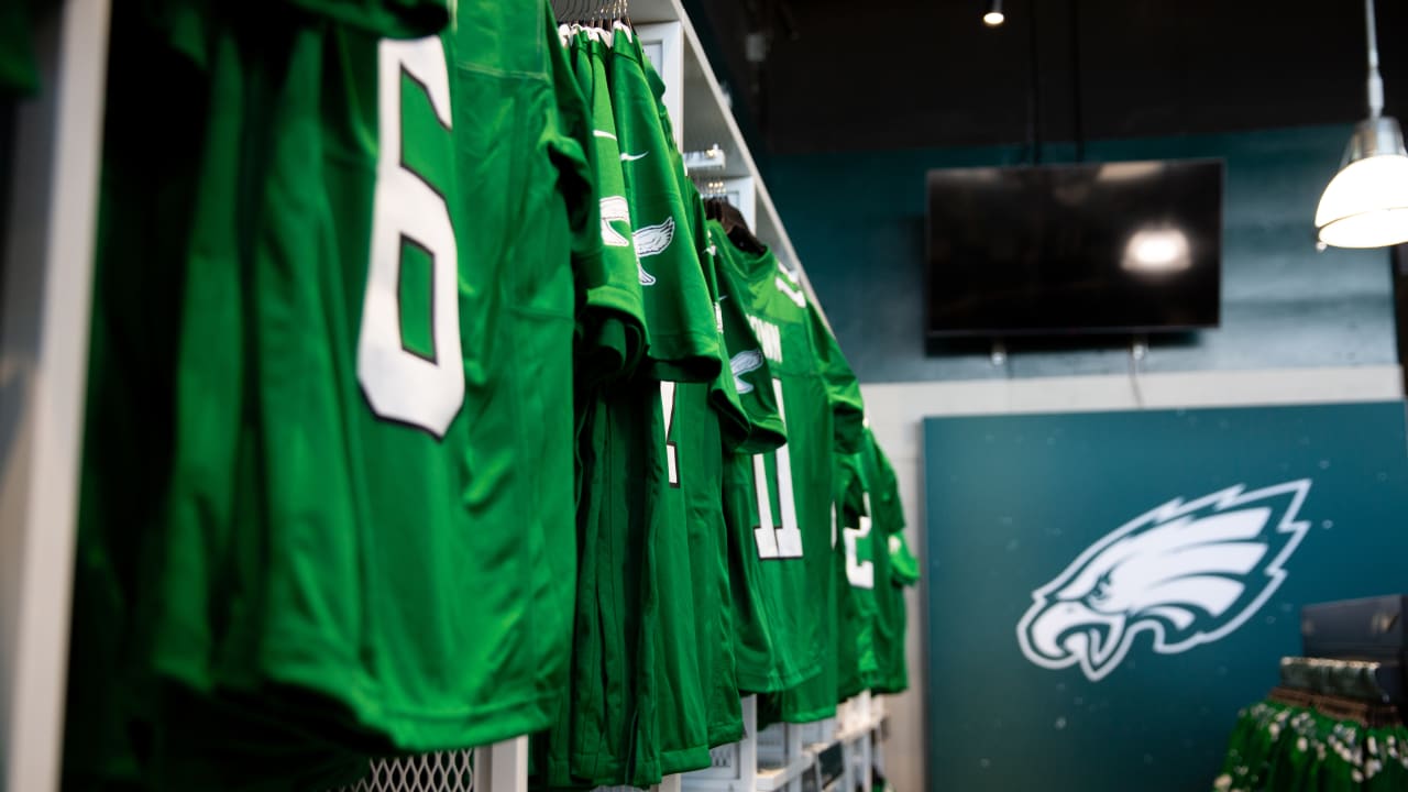 Eagles fans line up to snag retro-style jerseys at the official