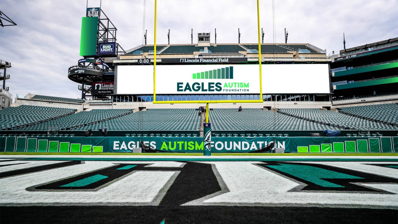 Philadelphia Eagles Light Lincoln Financial Field Green in Honor