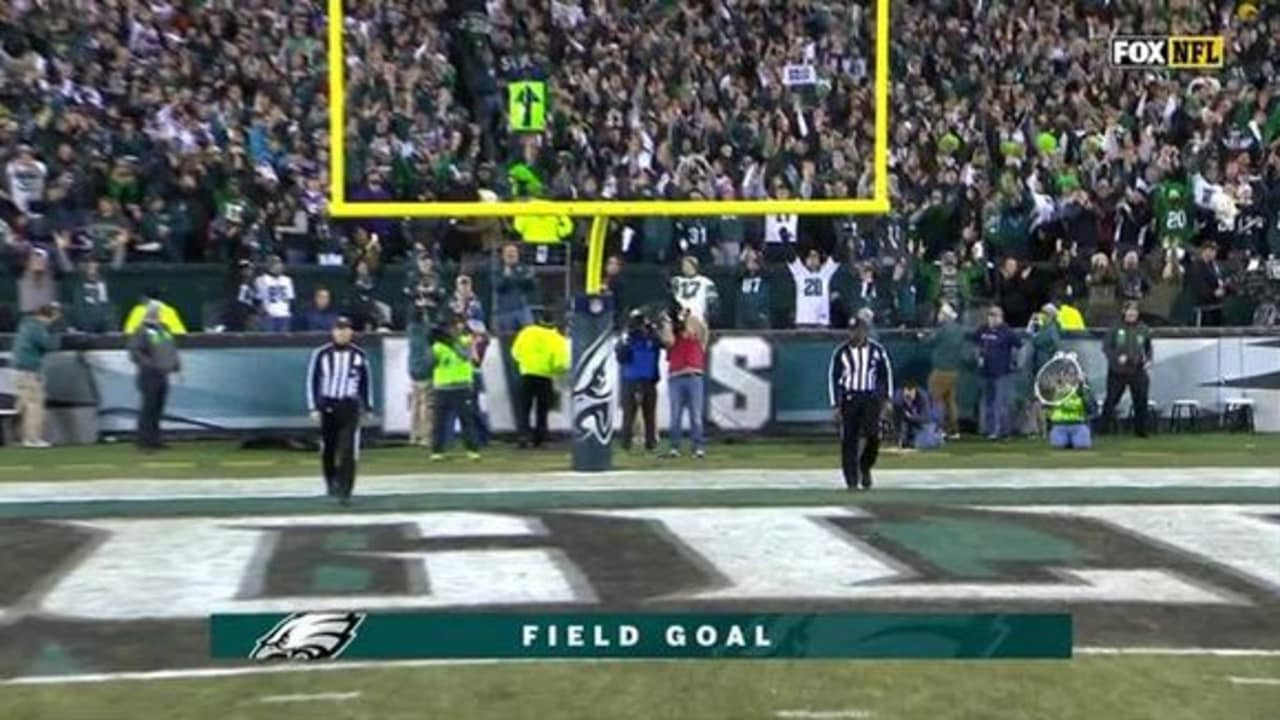 VIDEO: Elliott makes ridiculous field goal