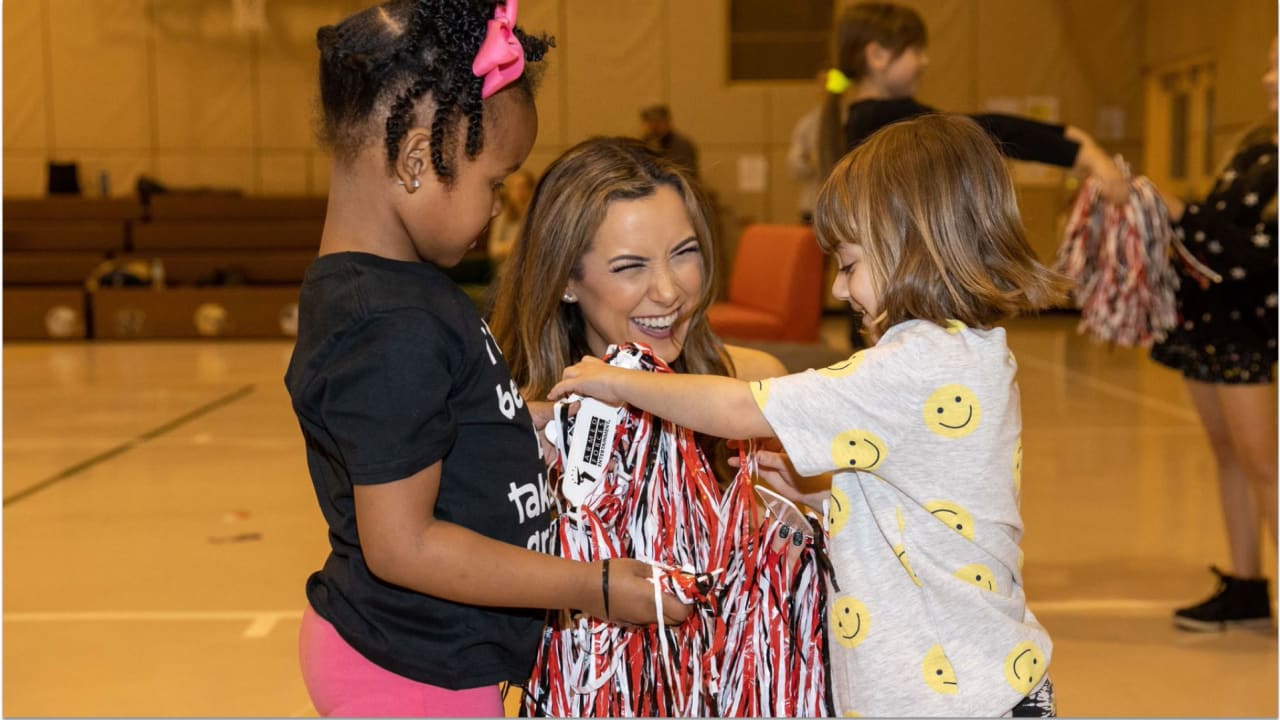 Eagles Cheerleaders Corinne visits Japan on Goodwill Military Tour